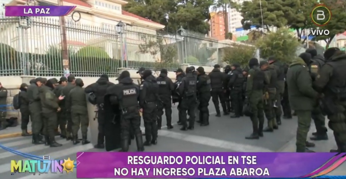 Policía refuerza seguridad en el TSE ante presión de sectores afines a Evo Morales