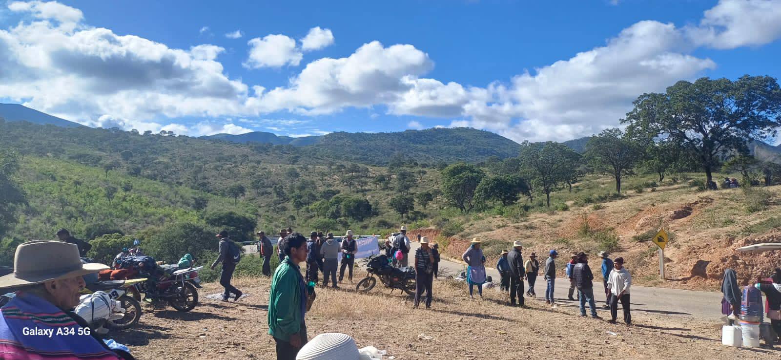 Vías Bolivia pierde Bs 326.350 por el bloqueo de carreteras de seguidores de Morales