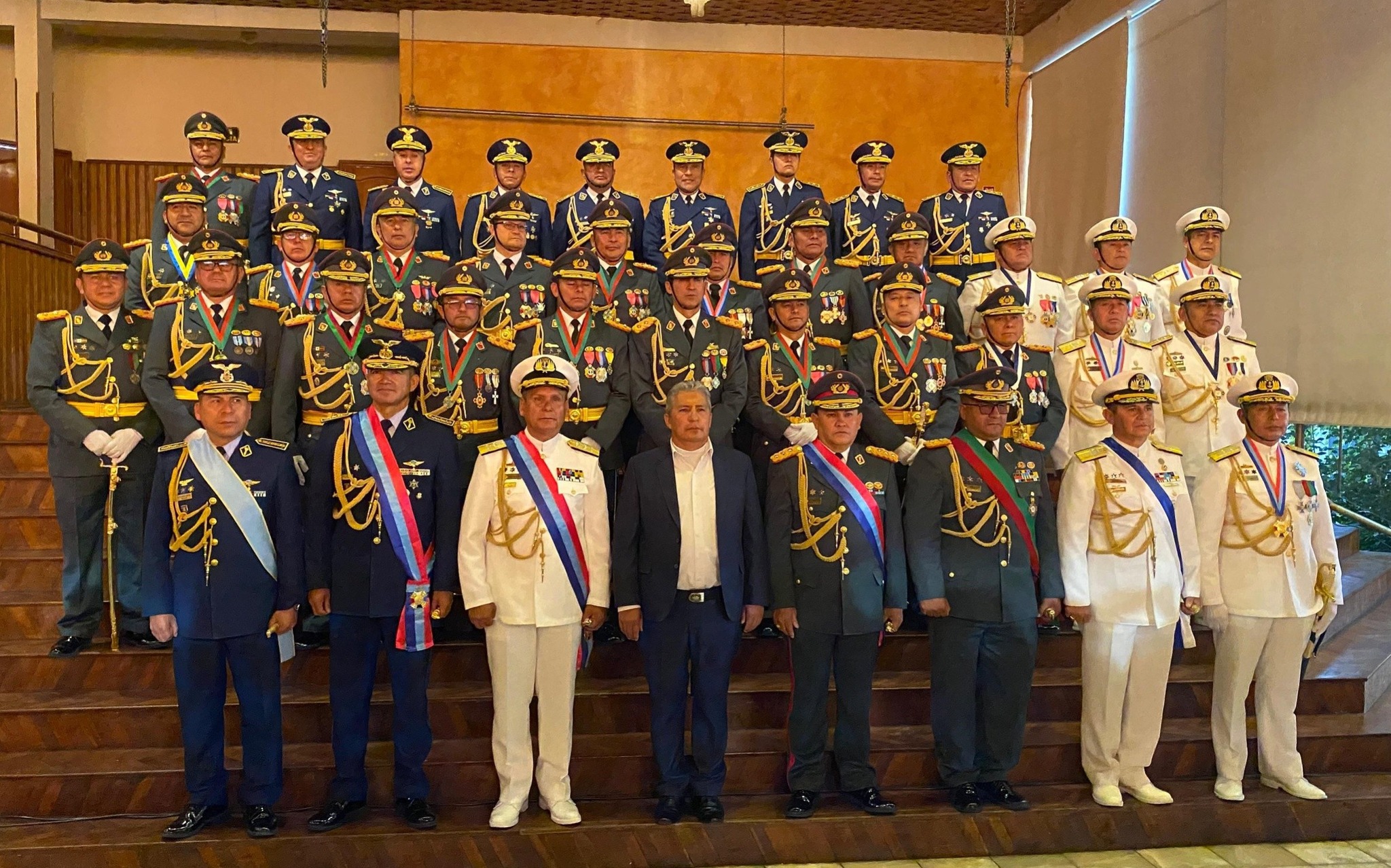 Militares de las promociones 1992 y 1994 ascienden a generales y almirantes