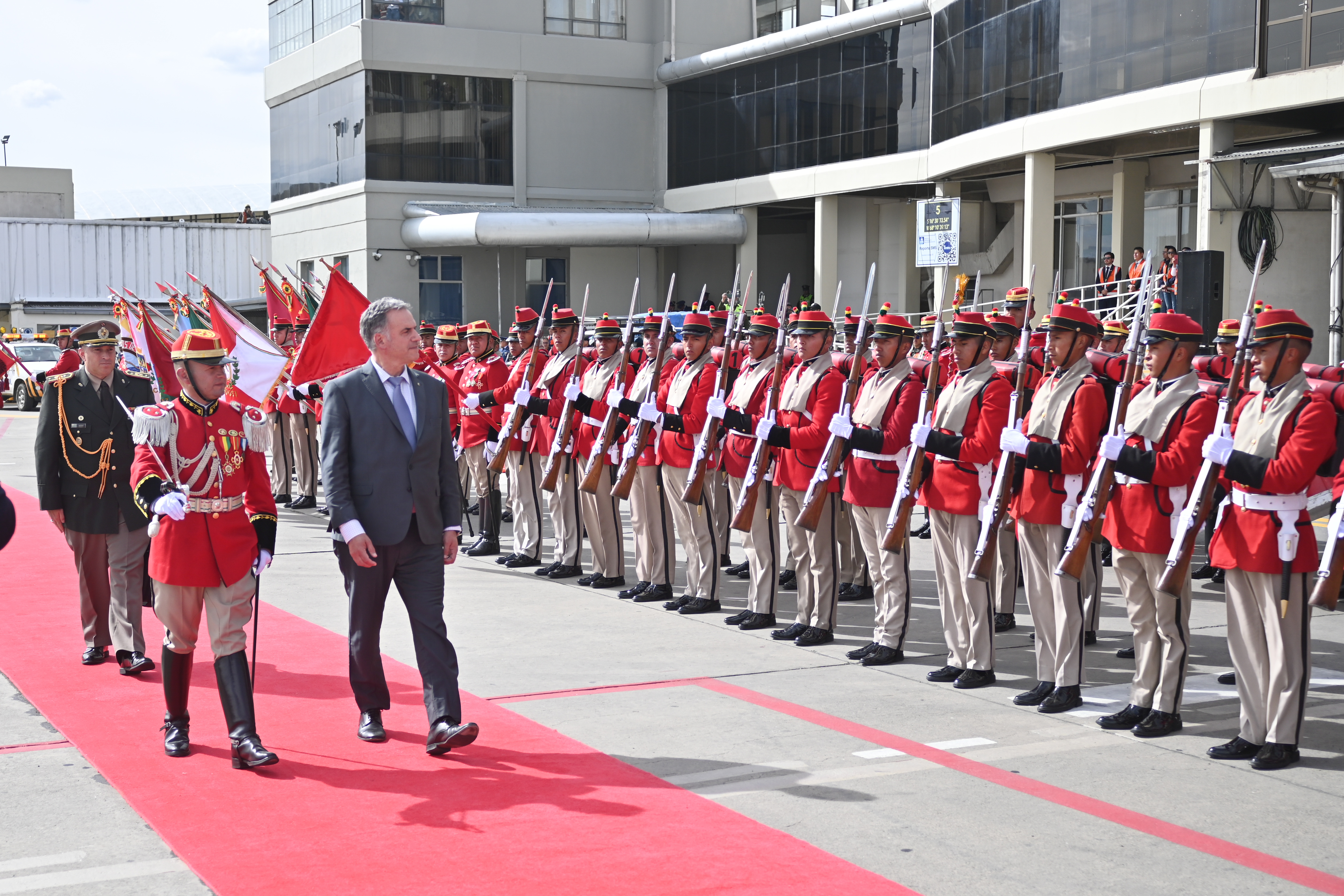 Llega el presidente de Uruguay para la posesión de Rodrigo Paz