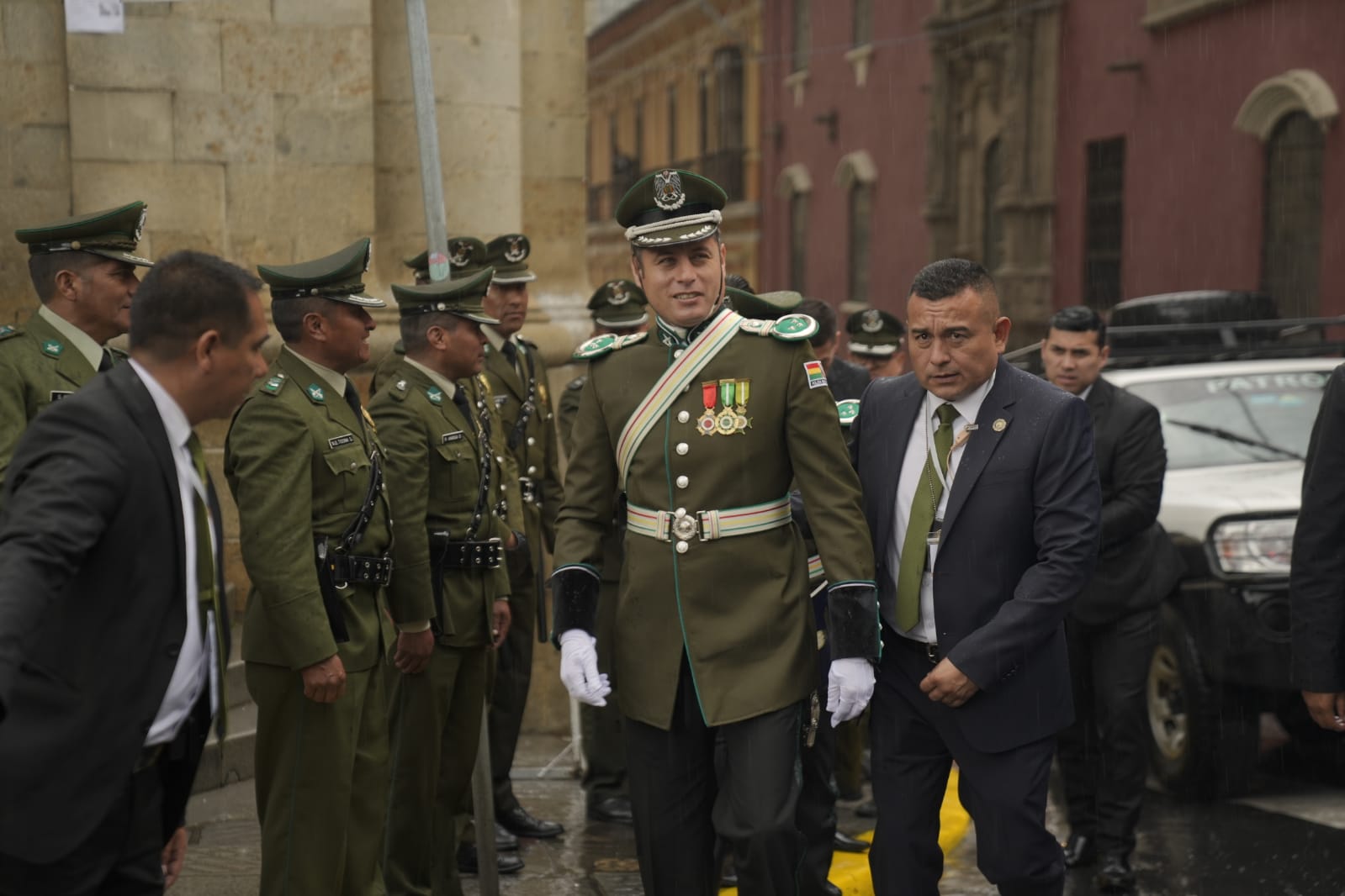 El vicepresidente electo Edmad Lara jurará con uniforme policial. Foto Harold Martínez.