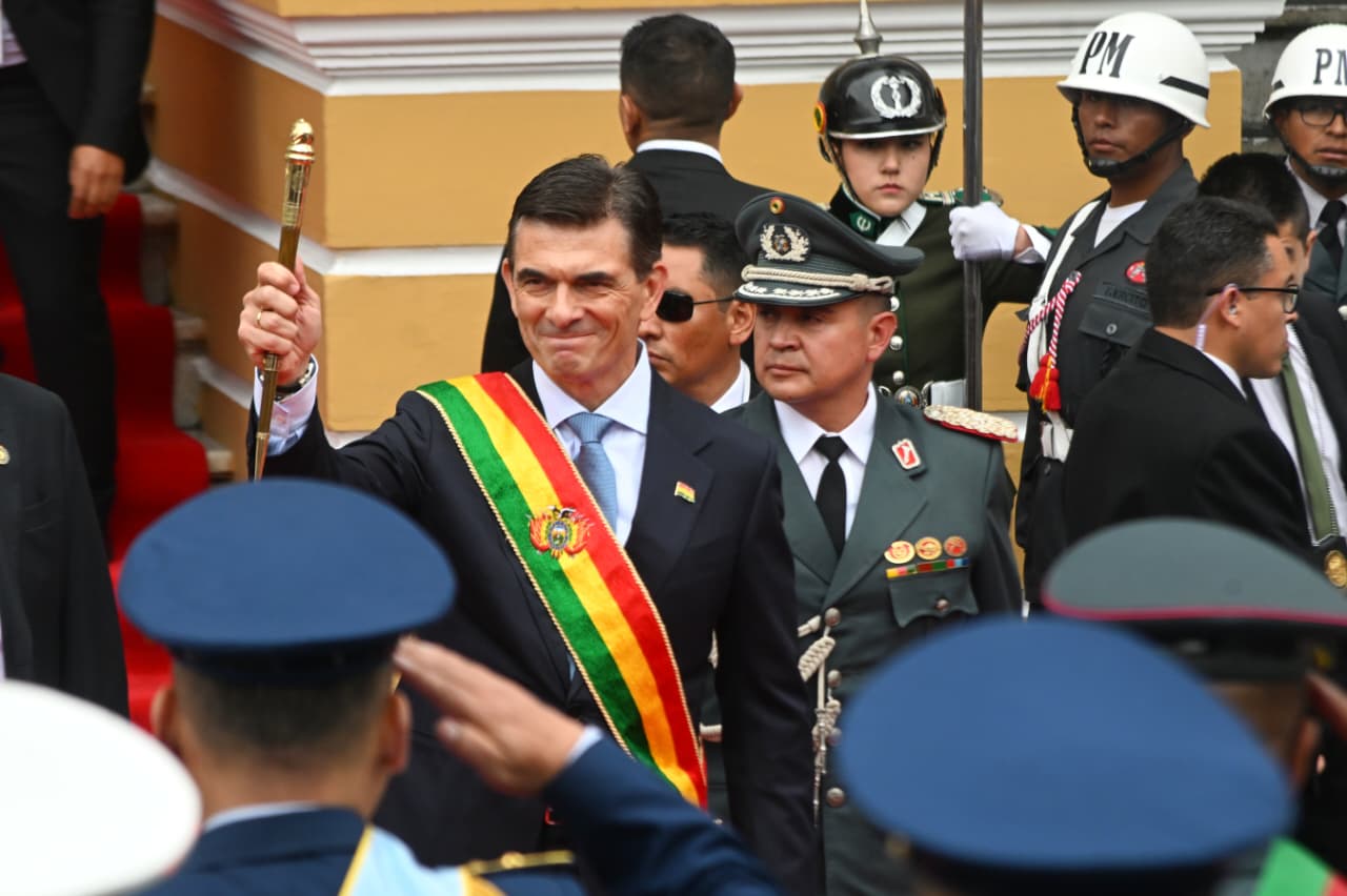 FFAA, Policía e indígenas entregan bastones de mando al presidente Rodrigo Paz