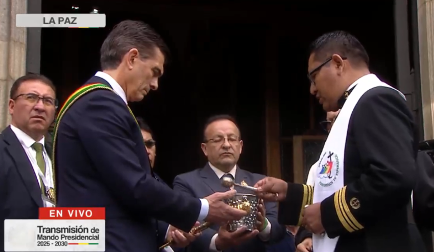 Presidente recibe la bendición de la Iglesia Católica