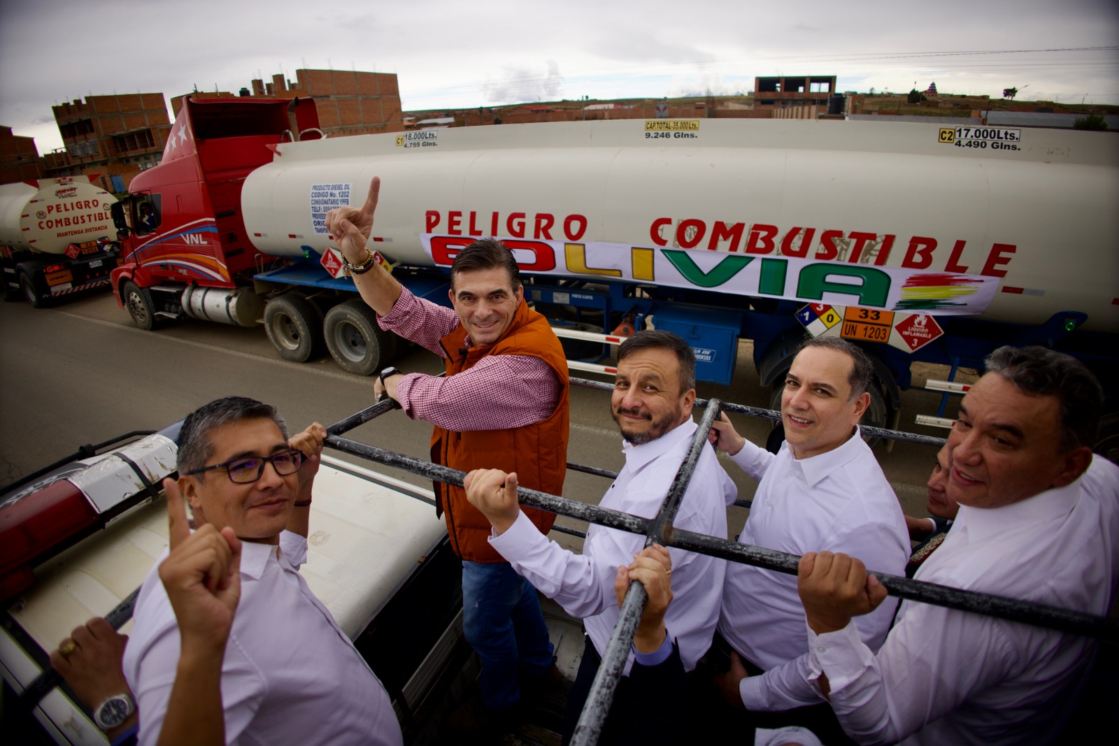 Promesa cumplida: Paz lidera caravana de cisternas que llegan a La Paz y ya tiene a los nuevos titulares de YPFB y la ANH