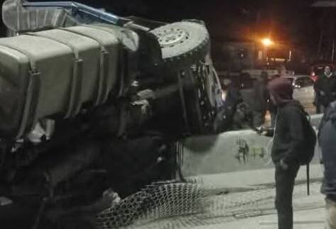Accidente en la autopista La Paz–El Alto deja dos pacientes en terapia intensiva en el Hospital Arco Iris