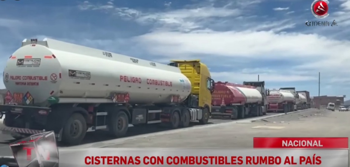Decenas de cisternas con combustibles hacen fila para ingresar al país por la frontera con Chile