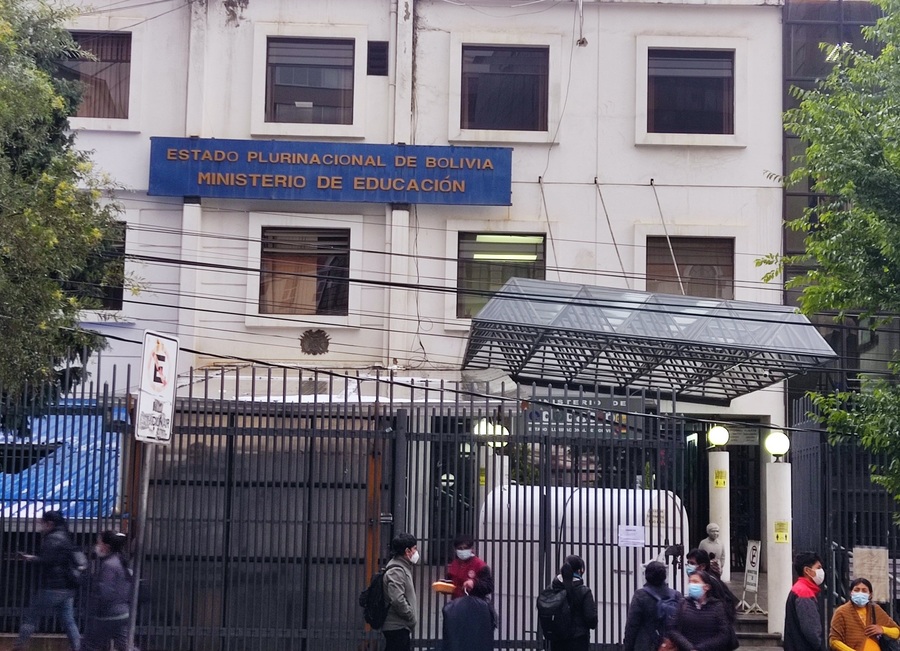 Educación rescinde 45 contratos irregulares que representaban un gasto mensual de medio millón de bolivianos