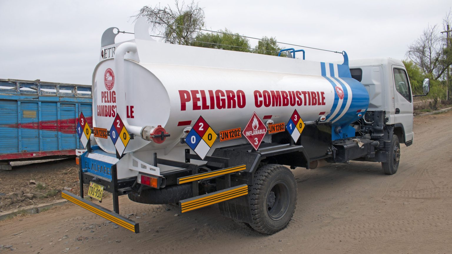 Presidente denuncia red de contrabando de combustibles y destaca operativo de la ANH en El Alto