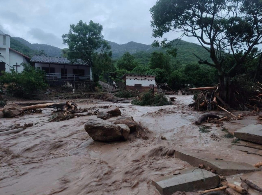 Desborde de río y deslizamiento de un cerro provocan inundaciones y personas desaparecidas en Samaipata; activan alerta roja en el Piraí