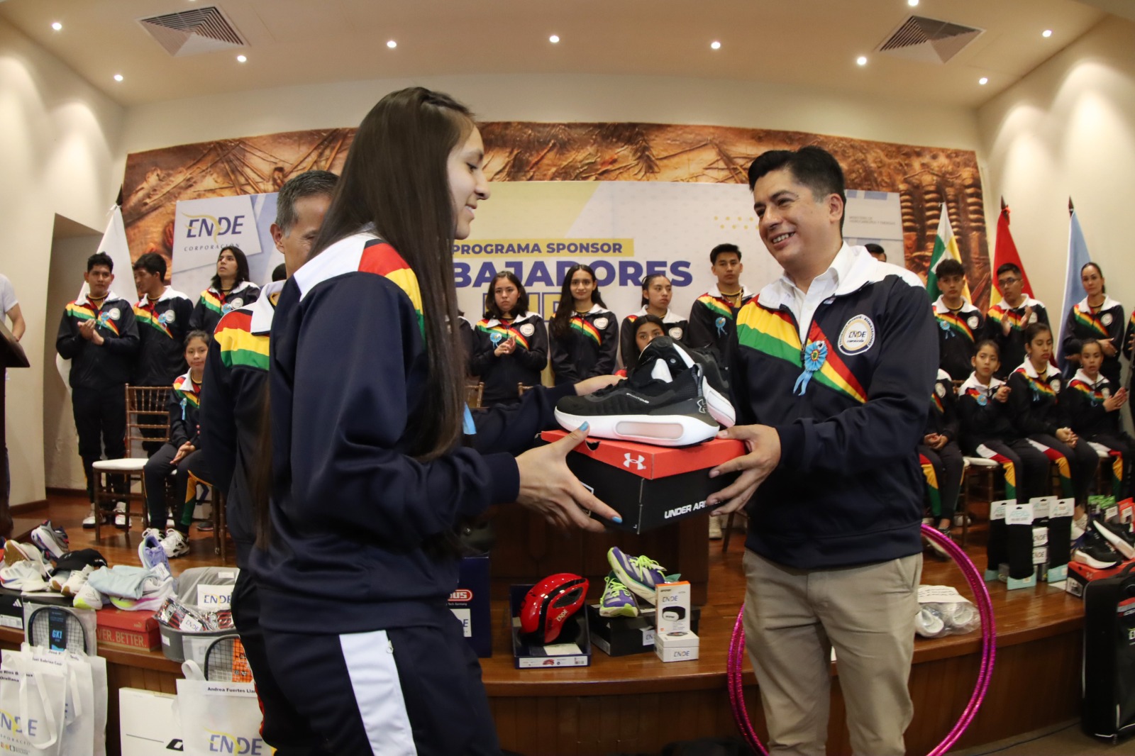 Estatal ENDE apoya el talento de 57 deportistas bolivianos con indumentaria e implementos especializados