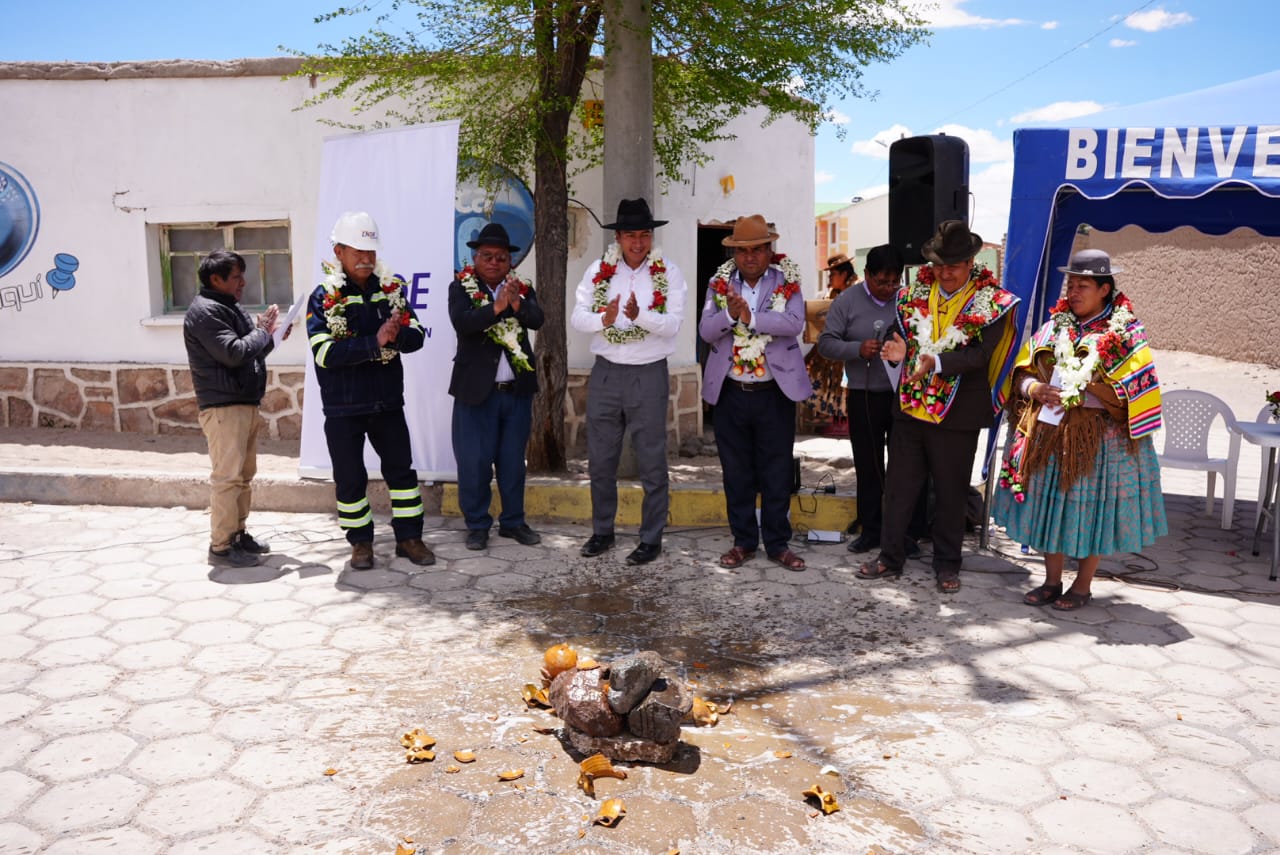 En Oruro entregan 34 viviendas, una red eléctrica y enlosetado de calles