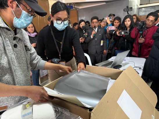 En La Paz concluye el armado de 9.099 maletas electorales para el balotaje, el miércoles inicia la distribución