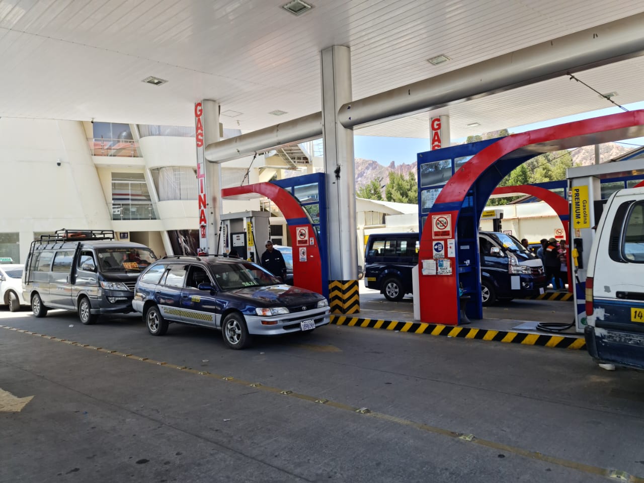 Ministra Prada reitera que filas por combustibles es por escases de dólares generada por el bloqueo a créditos