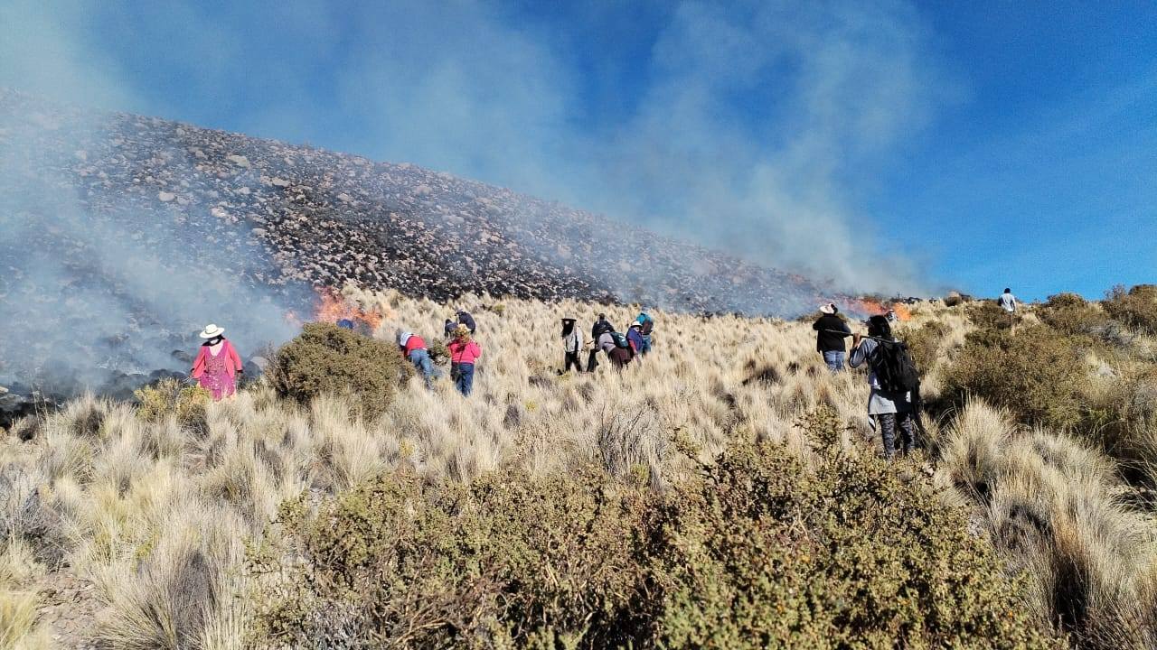 Incendio en faldas del Tunupa deja 125 familias afectadas y 5.000 hectáreas de pasto quemadas 