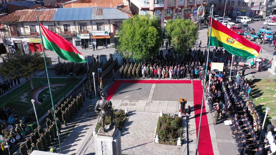 Autoridades nacionales y municipales conmemoran los 477 años de la fundación de La Paz con ofrendas florales y la iza de la bandera