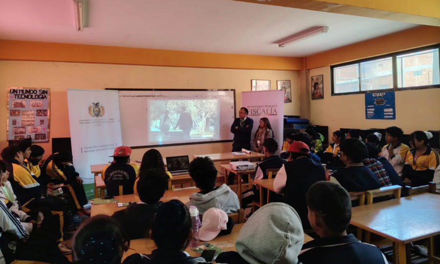 Fiscalía socializa ley sobre protección de la integridad sexual de niños en entornos digitales a estudiantes de El Alto 
