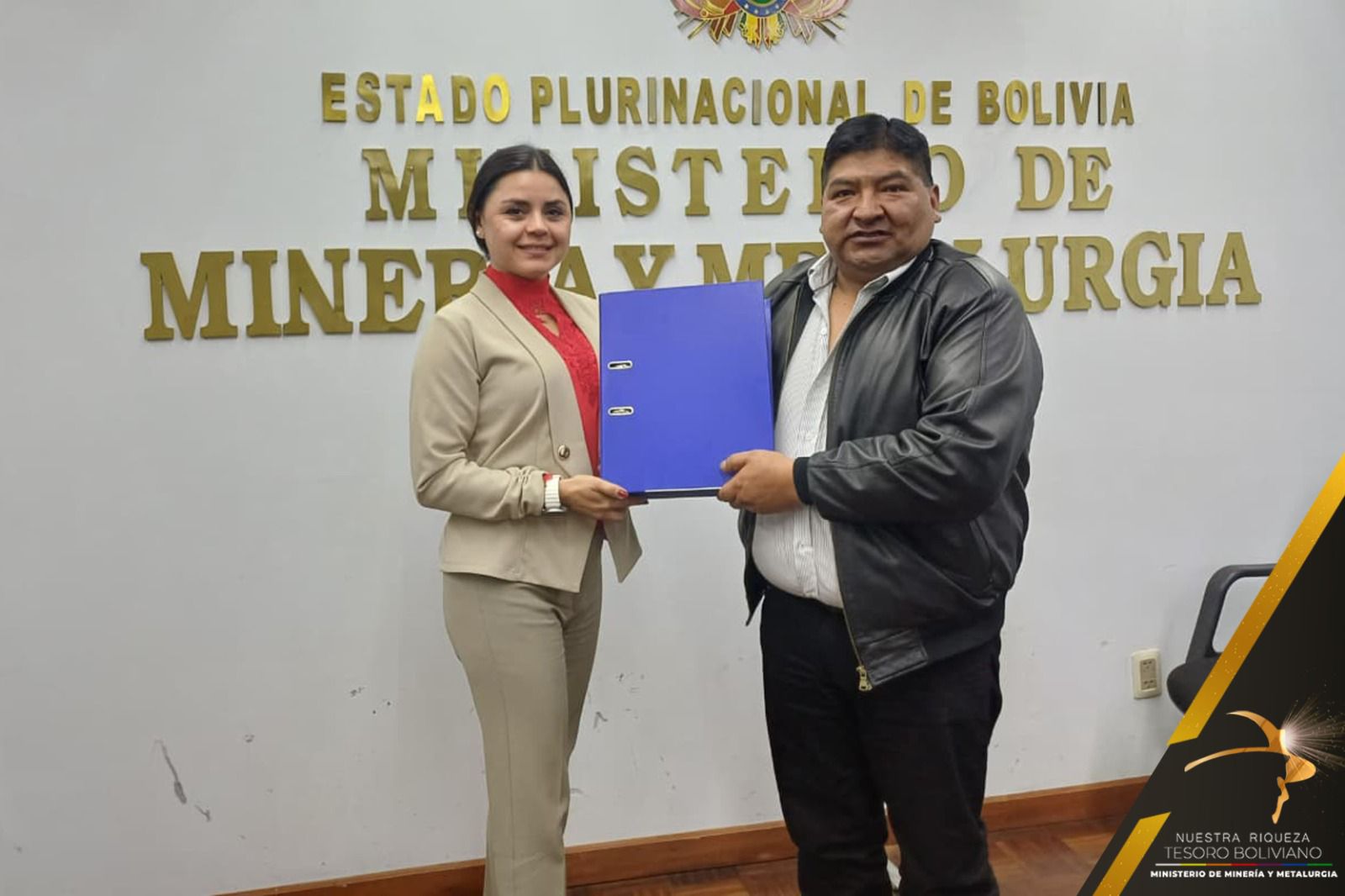 El ministro de Minería y Metalurgia, Alejandro Santos, junto a la coordinadora de la Comisión de Transición, Carla Faval. Foto: MMyM.