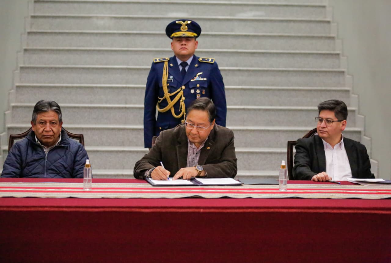 Arce asegura que impuesto alternativo a microempresa de la manufactura está en la línea de sustituir importaciones