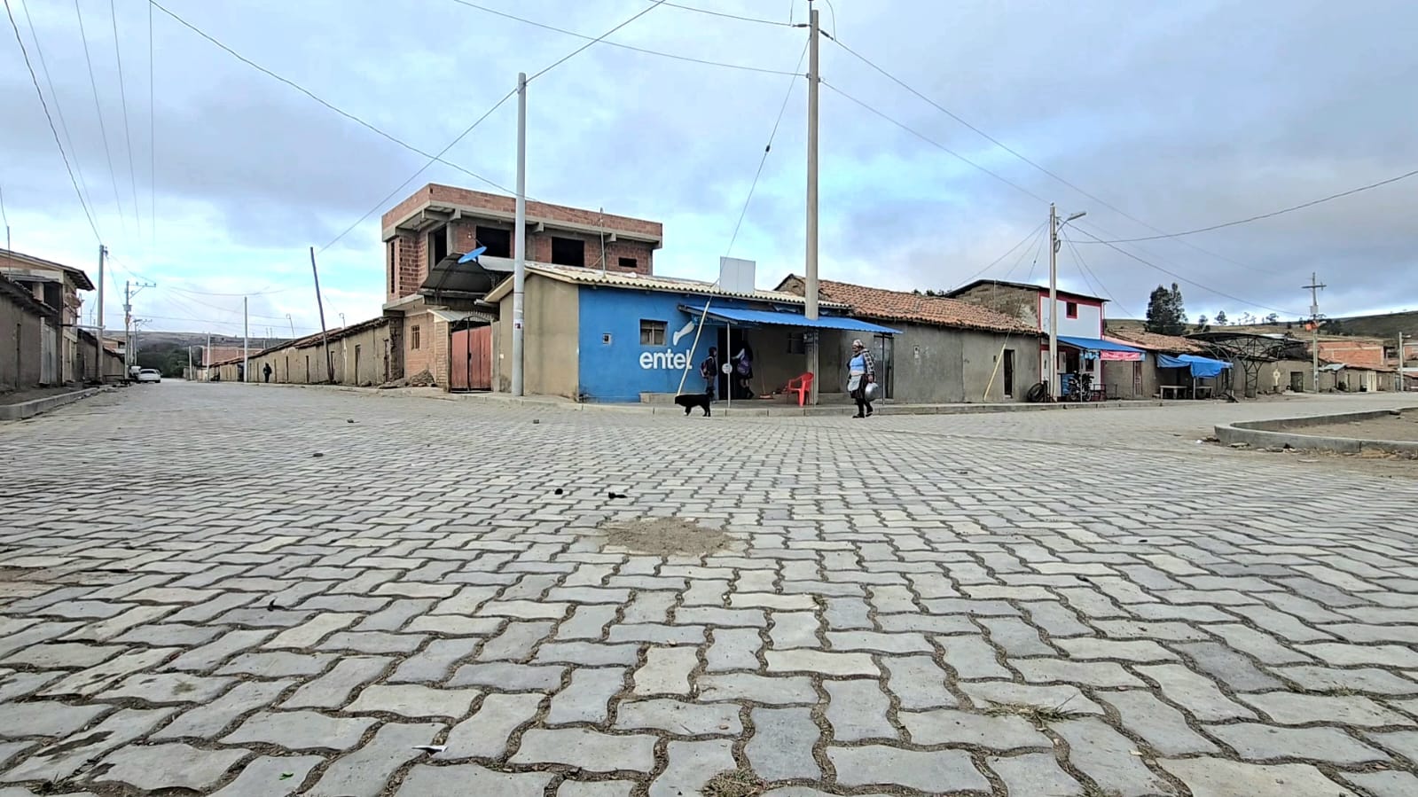 En la región indígena de Raqaypampa enlosetaron más de 10.000 metros cuadrados de calles y avenidas