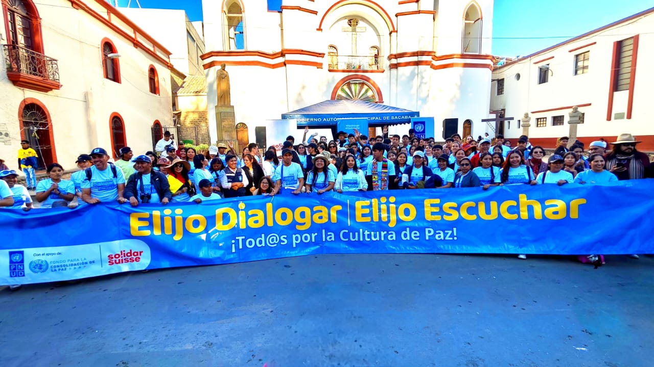 Jóvenes y comunicadores impulsan el diálogo y la paz con muralismo y teatro en Sacaba