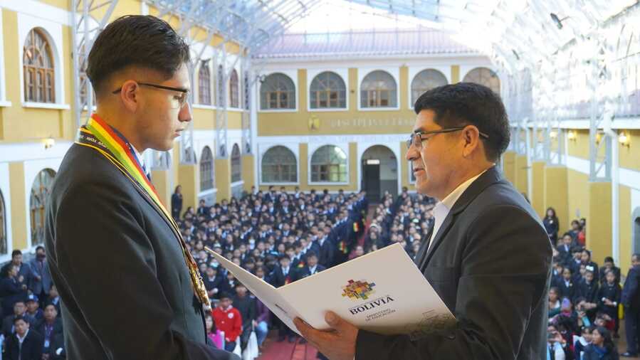 Estudiante potosino Óscar Azurduy gana oro en Olimpiada Mundial de Matemáticas y recibe la Medalla al Mérito
