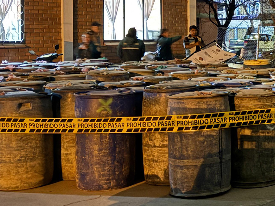 La Policía y la ANH desarticulan una red familiar de contrabando de diésel en Cochabamba y decomisan más de 24.000 litros