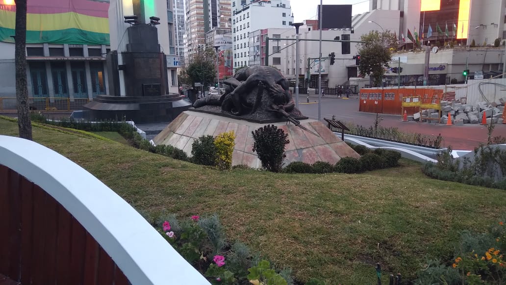 El Obelisco paceño renueva su homenaje al Soldado Desconocido de la Guerra del Chaco