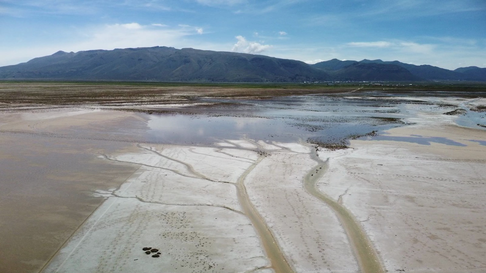 Gobernación de Oruro advierte sobre “crítico" desequilibrio hídrico que afecta al Lago Poopó