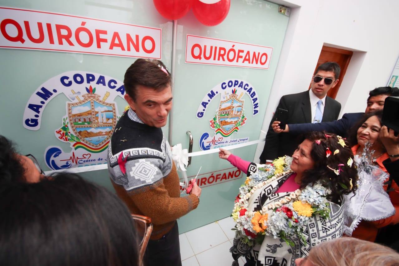 Gobierno entrega equipos médicos y reabre quirófanos en Copacabana