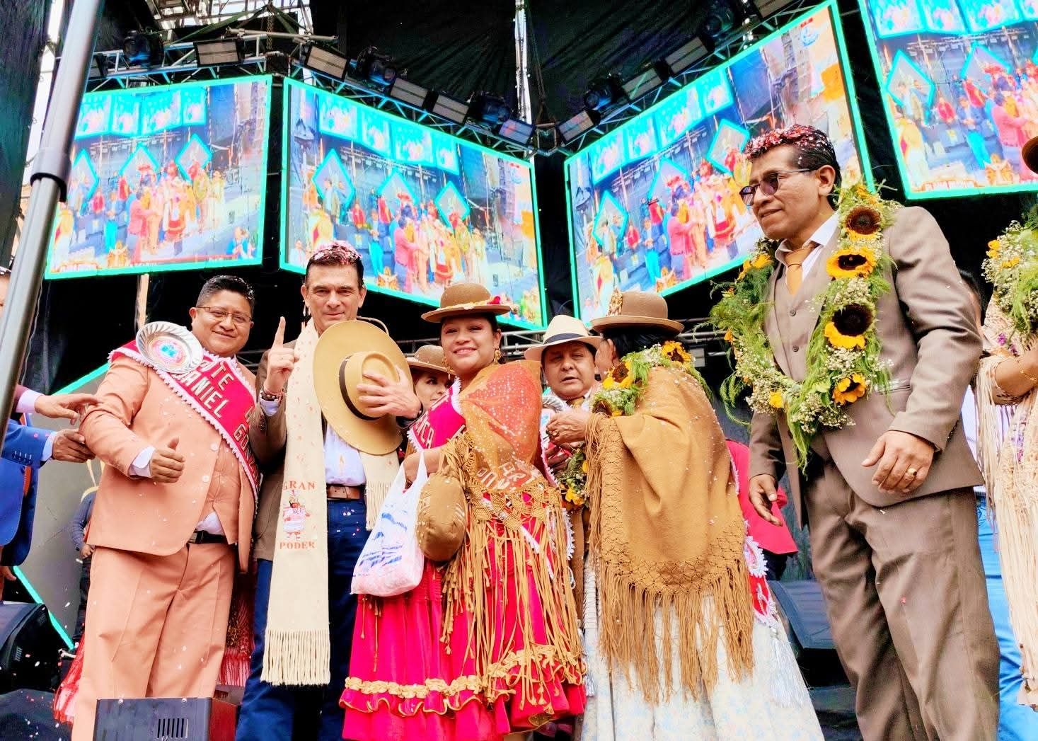 El presidente Rodrigo Paz acompañado por fraternos de la Morenada Poderosa Plana Mayor. Foto M. LEÓN Eventos