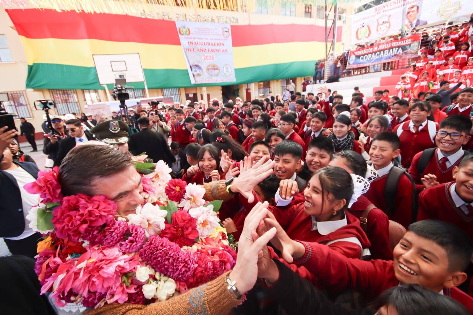 Presidente Paz compromete becas a estudiantes e internet para colegios alejados