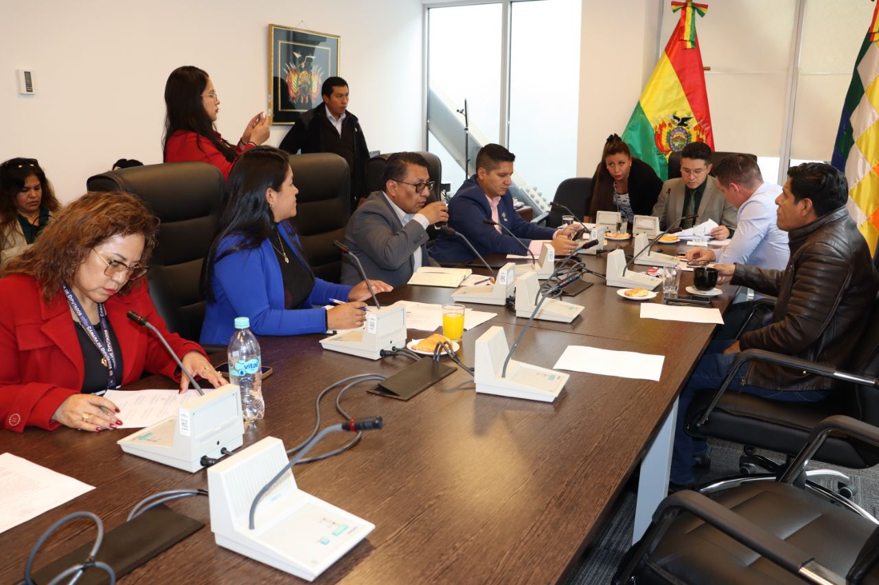 Comisión de Diputados aprueba ampliar a seis meses el arraigo para exautoridades