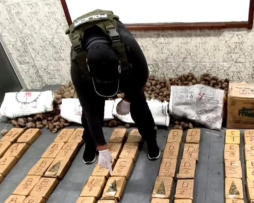 Hallan 81 paquetes de marihuana ocultos dentro de sacos de papa en El Alto
