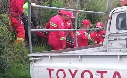 Bomberos rescatan con vida a un joven que cayó 150 metros por un barranco en La Paz