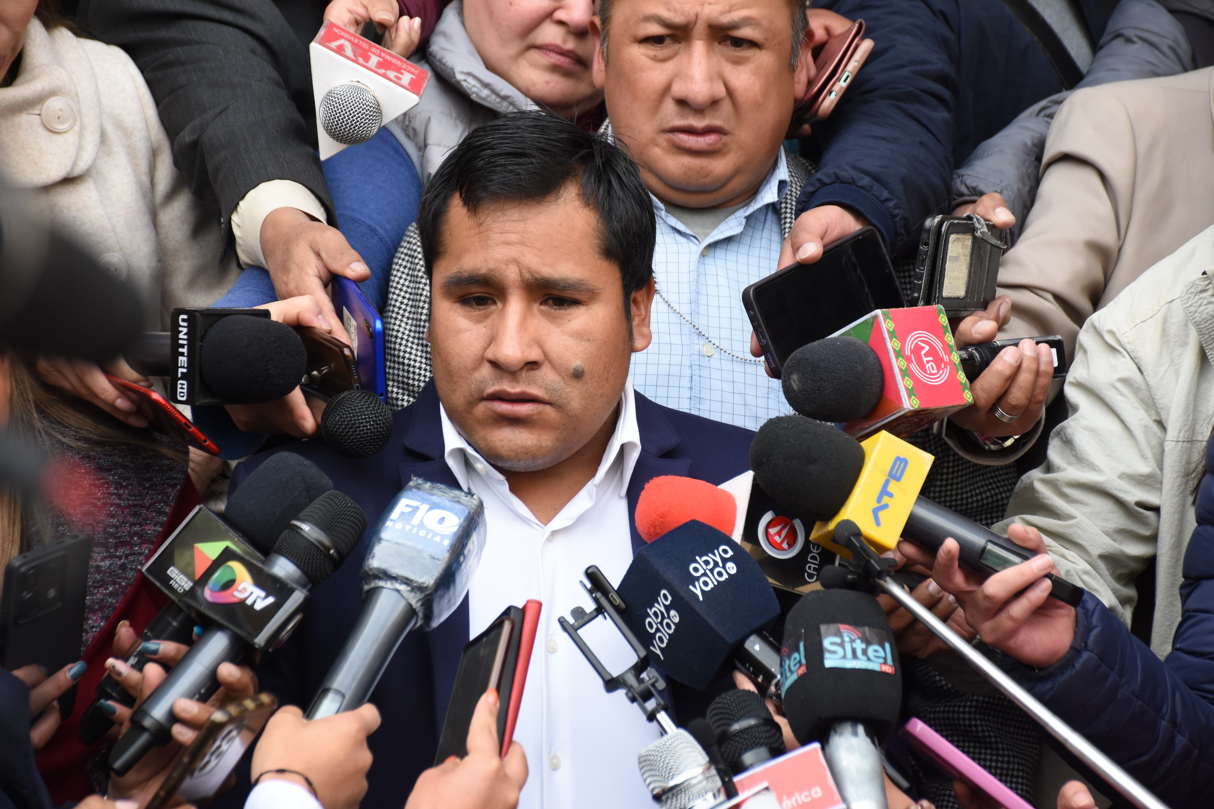 El presidente de la Cámara de Diputados, Israel Huaytari, en contacto con la prensa. Foto: Jorge Mamani 