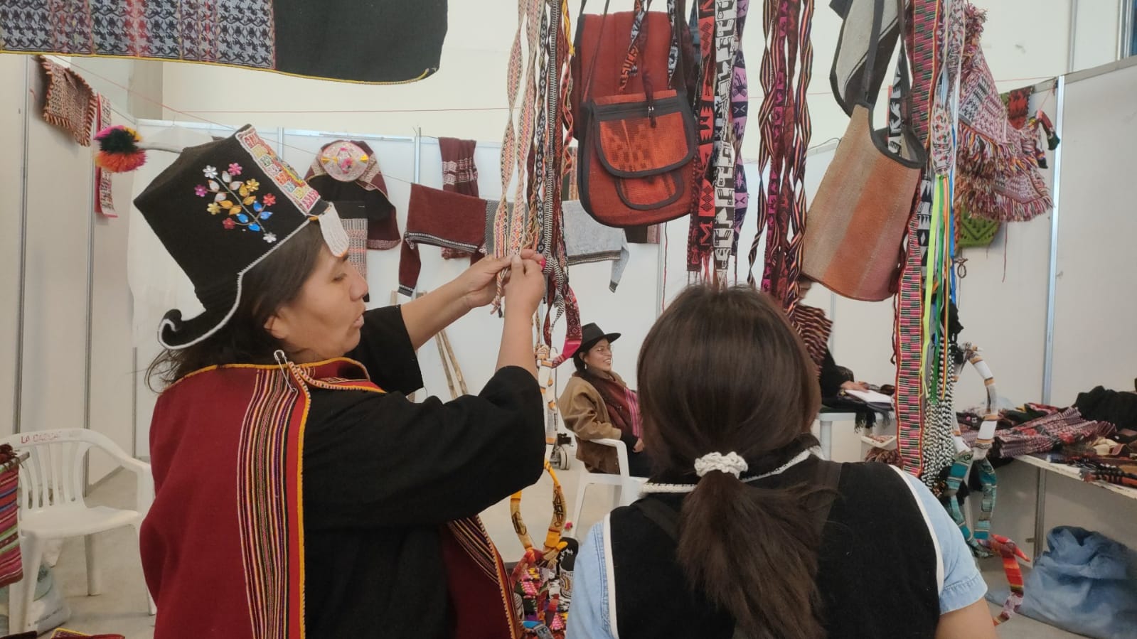 Tarabuco se luce con cuentos y tejidos en la Feria del Libro