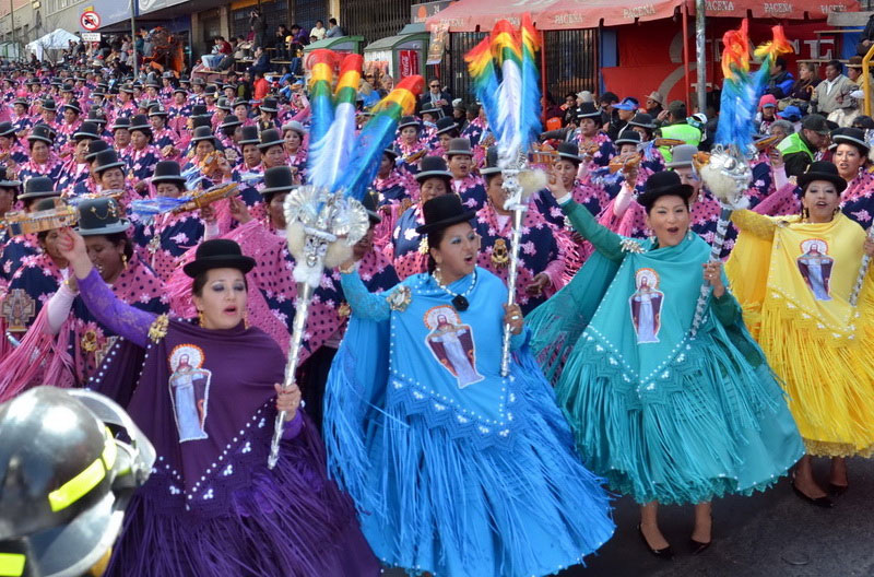 El poder de la fiesta del Carmen con 50.000 bailarines y 10.000 músicos lucirá el viernes el esplendor del folclore boliviano 