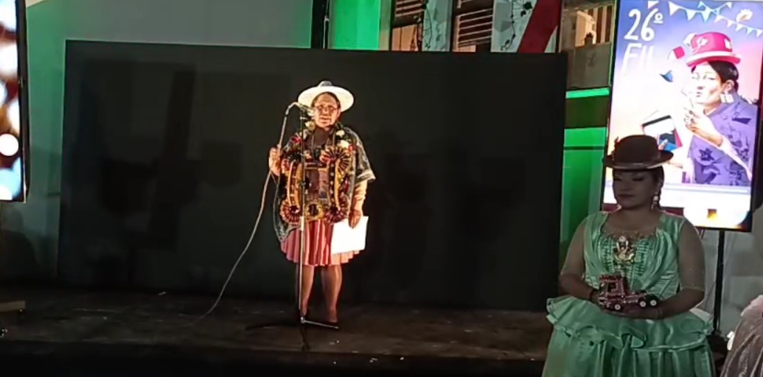 La titular de Culturas reivindica su lengua madre, quechua, y convoca a la FIL a romper barreras y escribir libros en idiomas originarios
