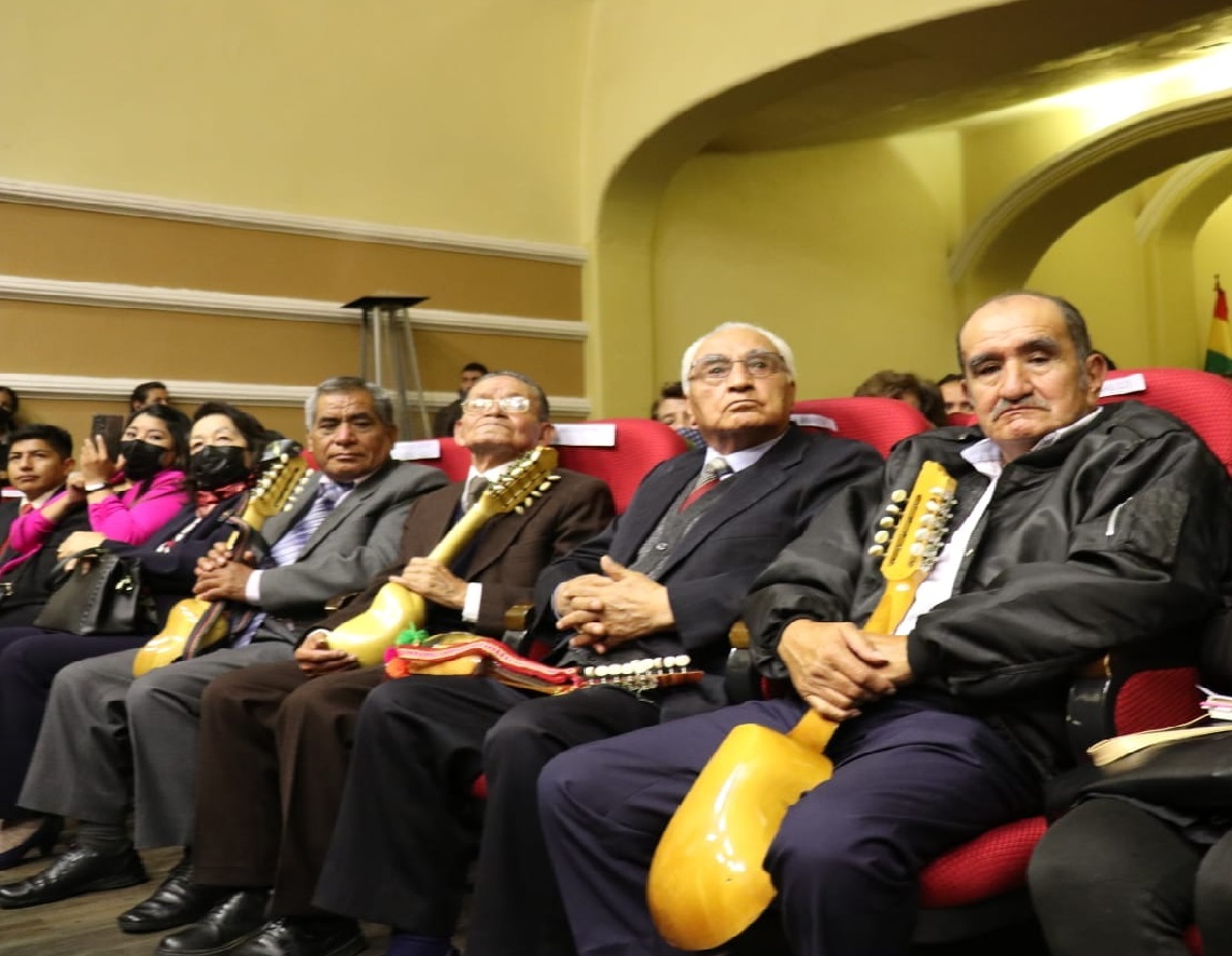 Gobierno reconoce el aporte a la cultura de 22 maestros del charango con más de 50 años de trayectoria