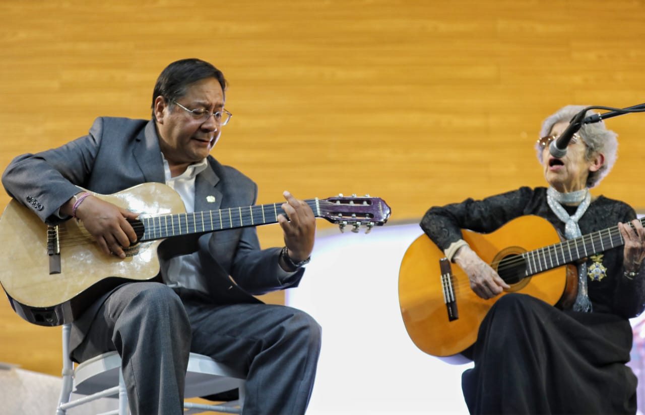 Presidente felicita a los músicos bolivianos que exponen nuestra cultura e historia