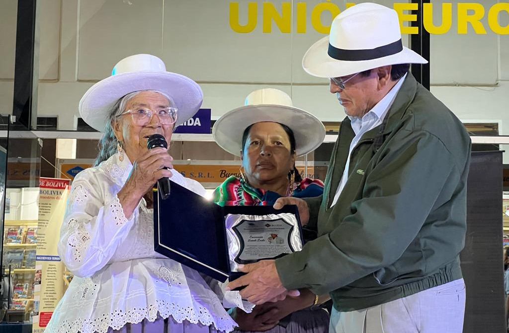 La Fundación Cultural del BCB reconoce trayectoria musical de Encarnación Lazarte 