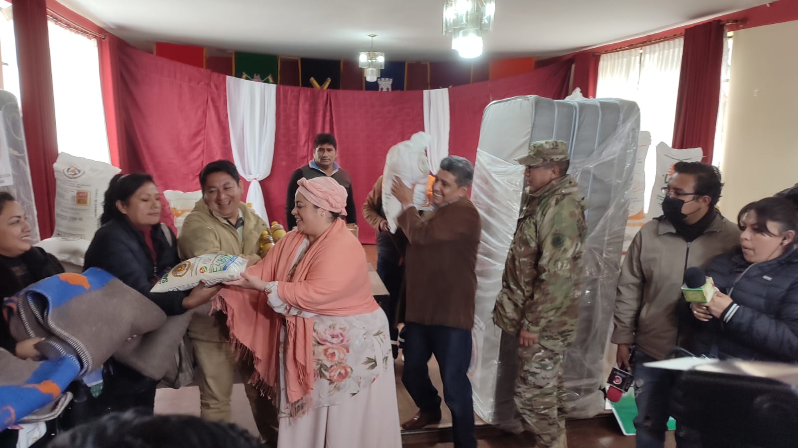 Más de 600 familias de Mapiri y Tipuani reciben 18 toneladas de ayuda humanitaria del Gobierno