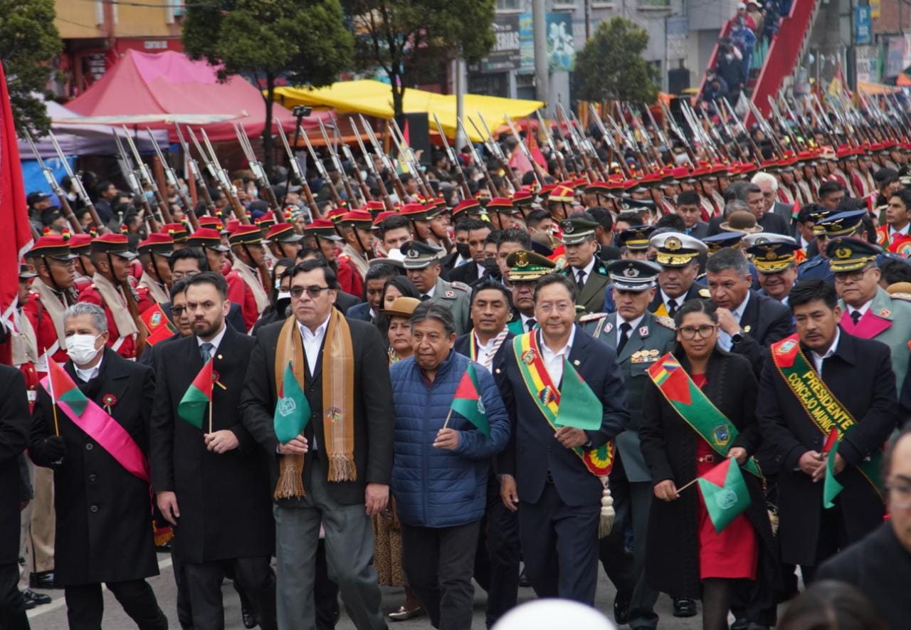 Presidente participa del desfile cívico militar en la ciudad de El Alto