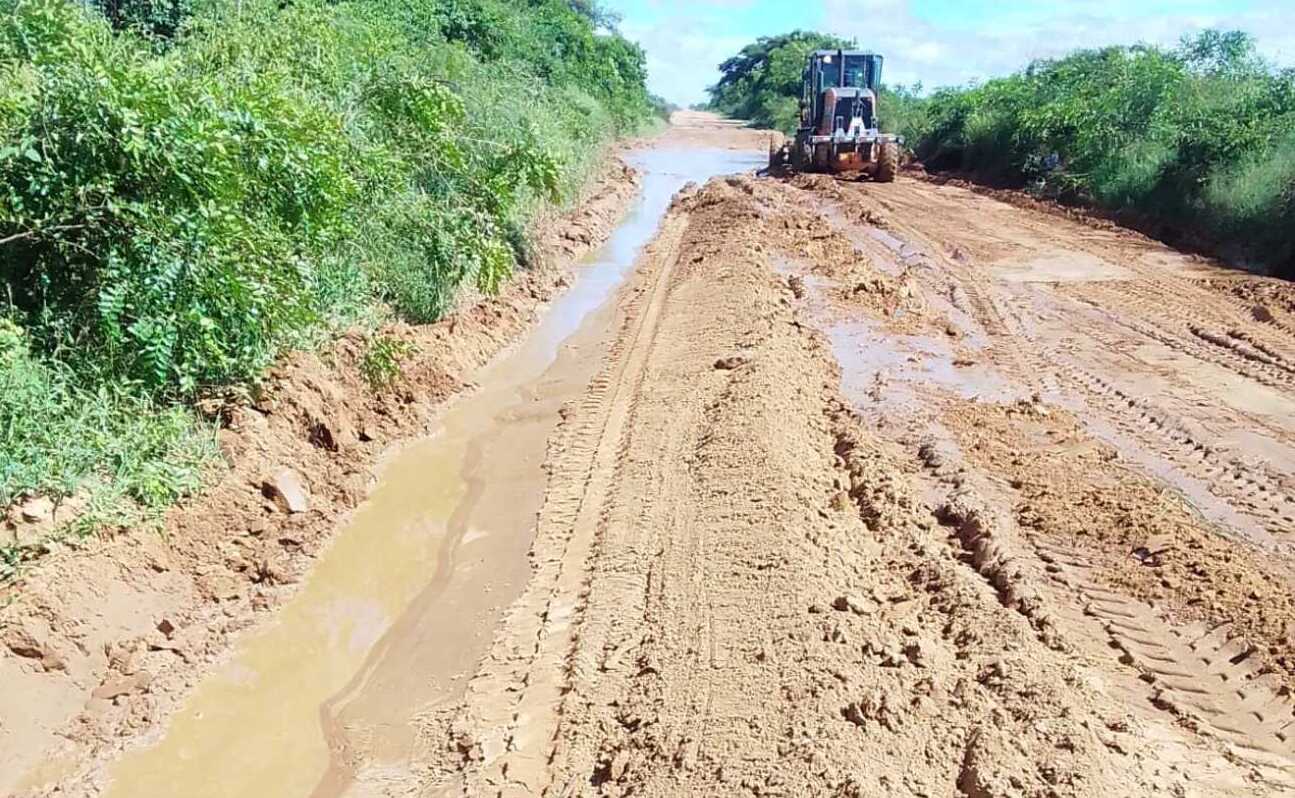 Defensa Civil trabaja en la rehabilitación de vías para salvar la producción agraria en la provincia Chiquitos
