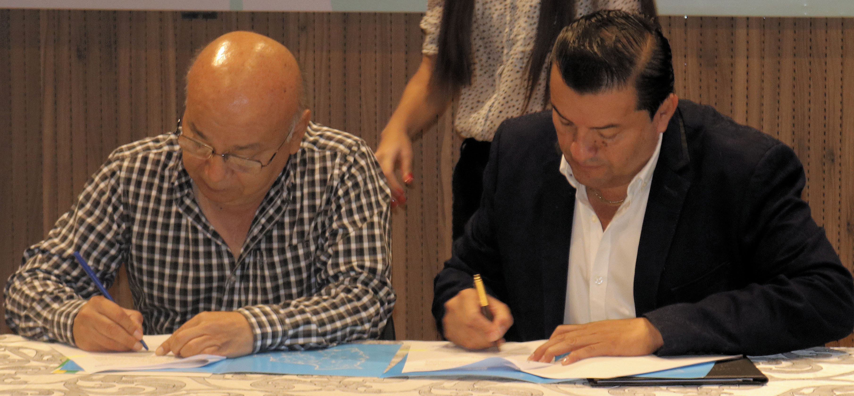 Entel firma convenio con el municipio de Santa Cruz para proveer conectividad a más de 500 unidades educativas, plazas y bibliotecas