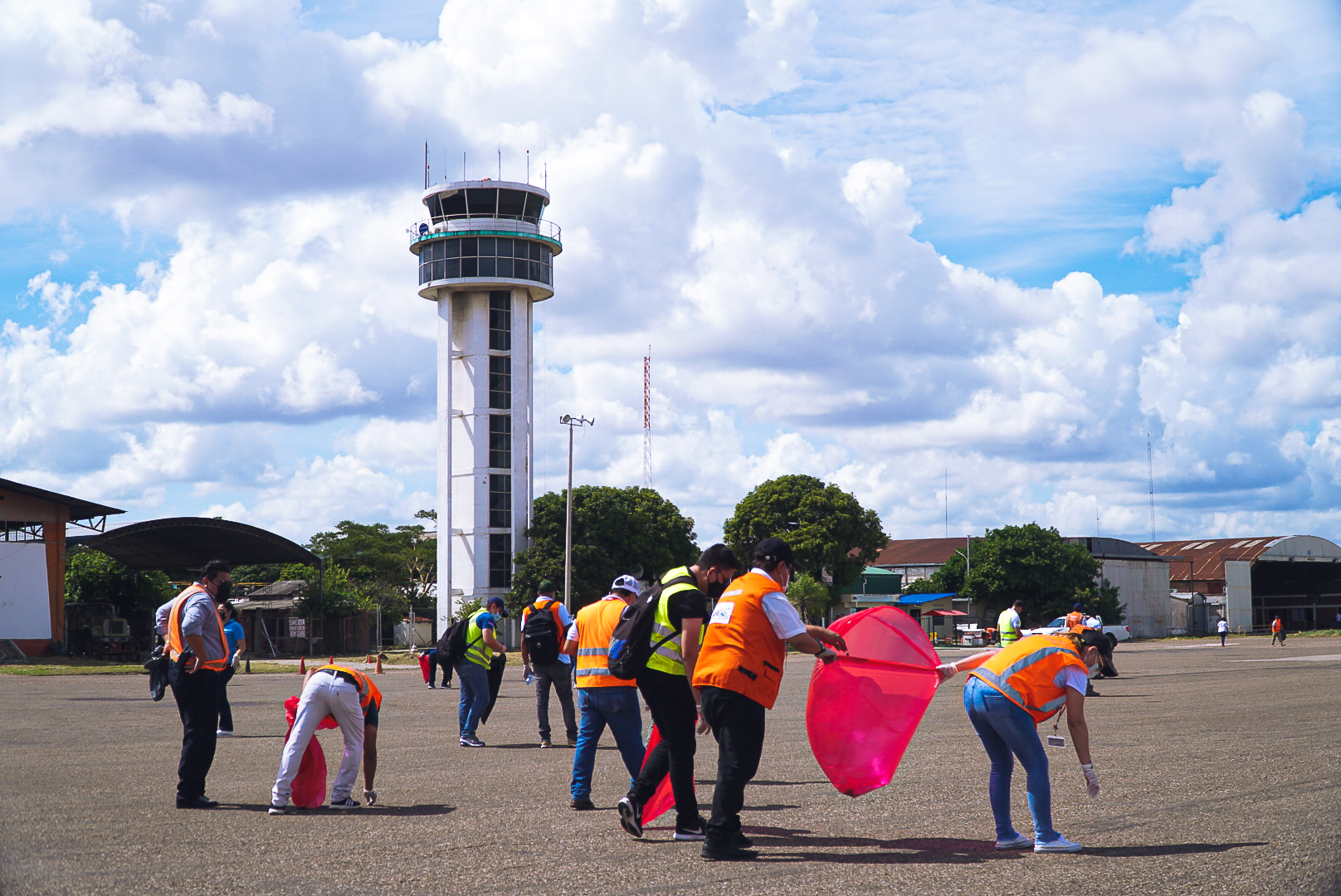 Realizan campaña de limpieza en las pistas de aterrizaje de los aeropuertos del país