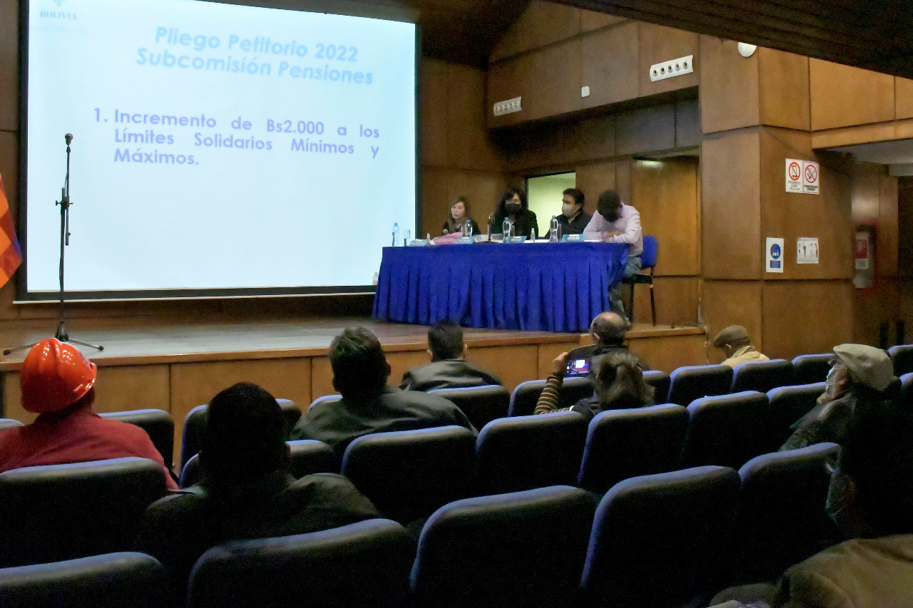 Subcomisión técnica instala mesa de pensiones con representantes de la COB