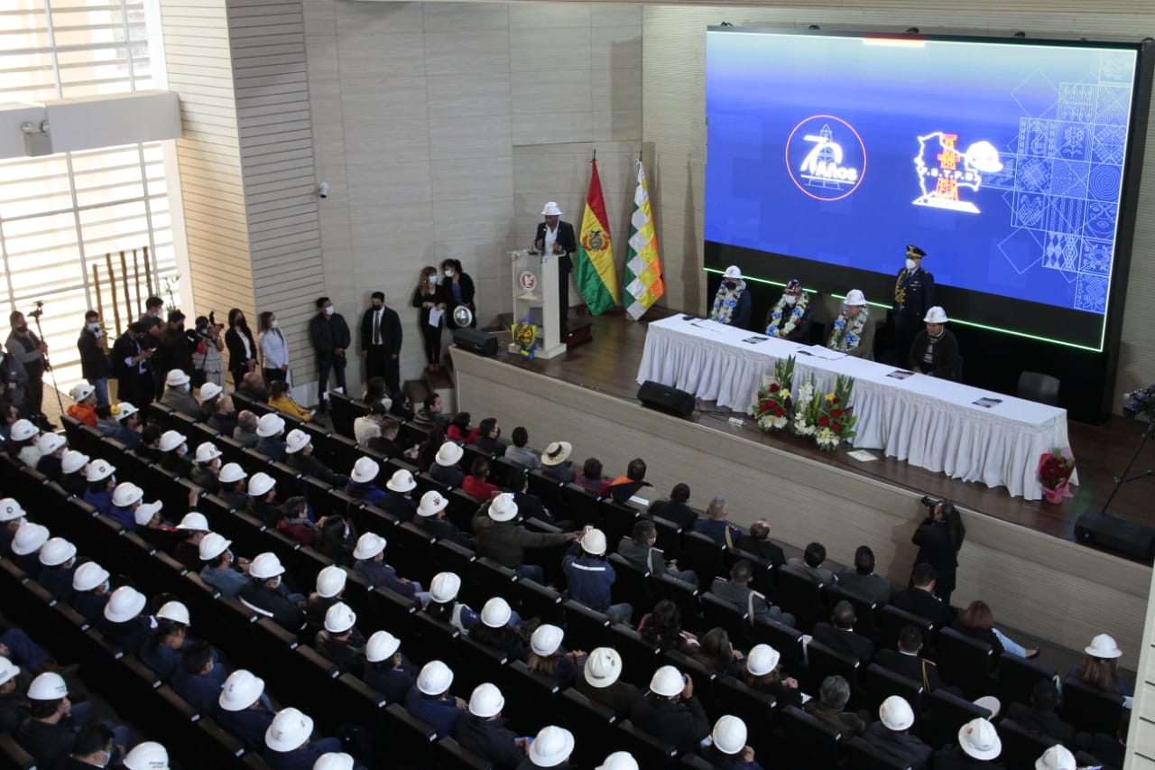 Presidente entrega dos vehículos a la Federación de Petroleros de Bolivia en su 70 aniversario