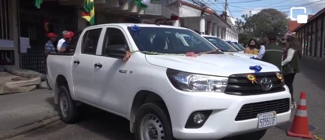 Entregan cuatro vehículos al INRA para fortalecer el trabajo de saneamiento de tierras en Santa Cruz