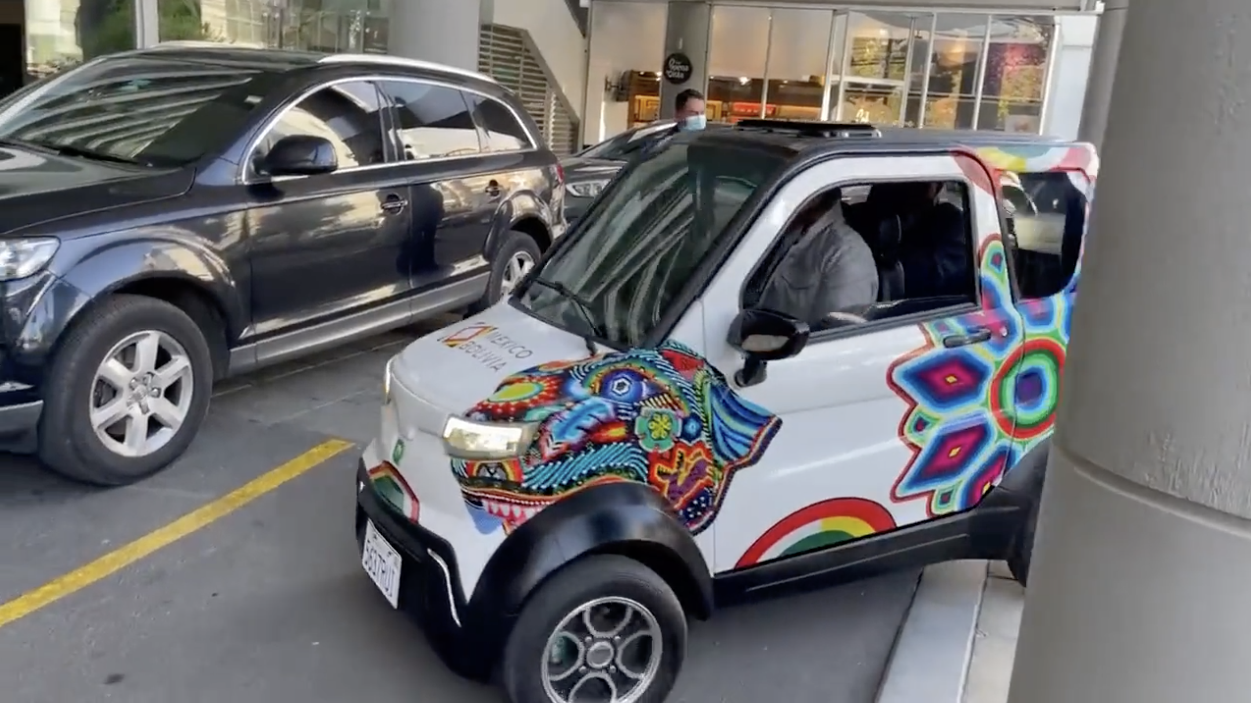 Ebrard conduce un auto eléctrico en Bolivia y anuncia que se venderá en México desde 2023